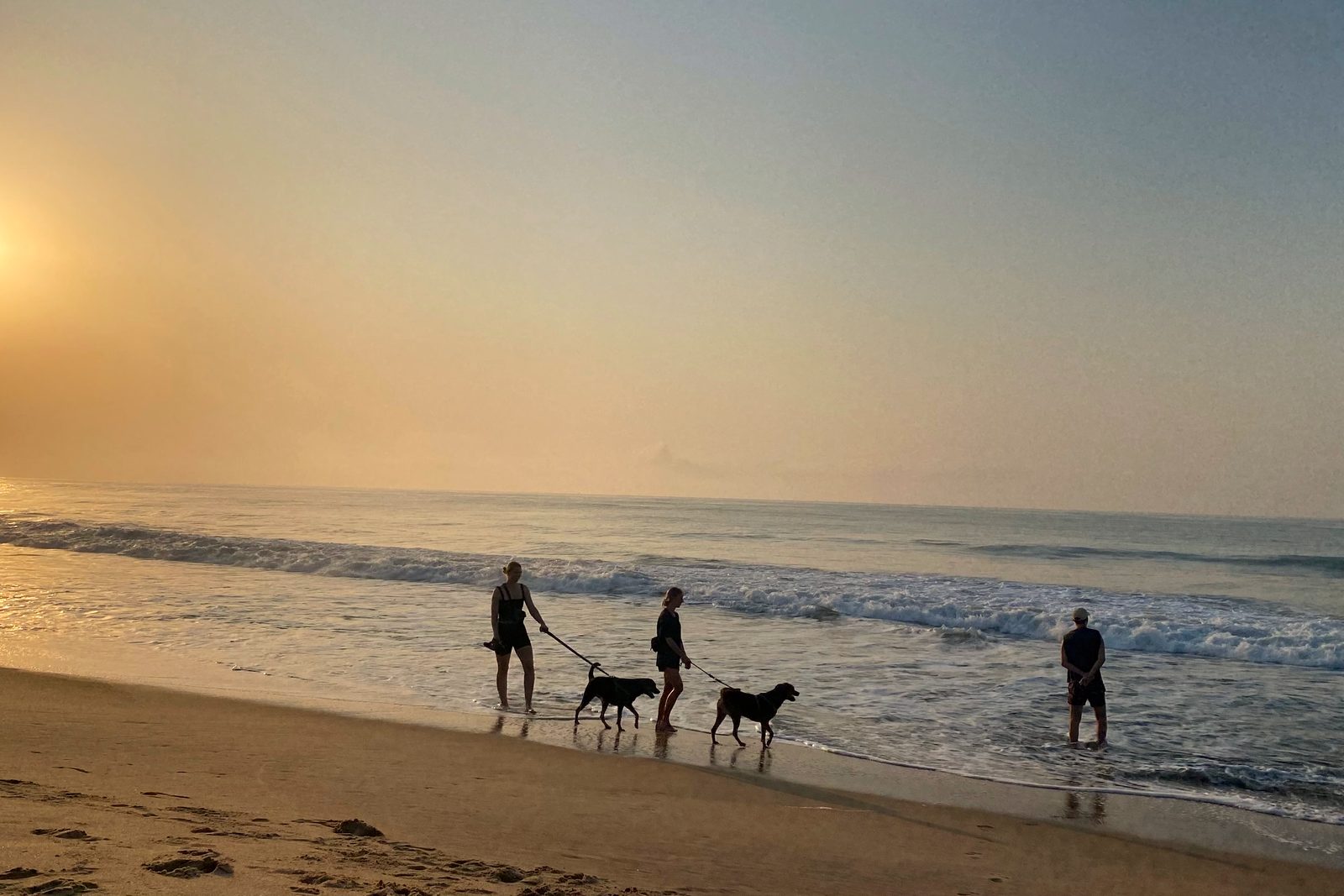 Ein ruhiger Strand bei Busua im Sonnenuntergang an der Zentralküste Ghanas