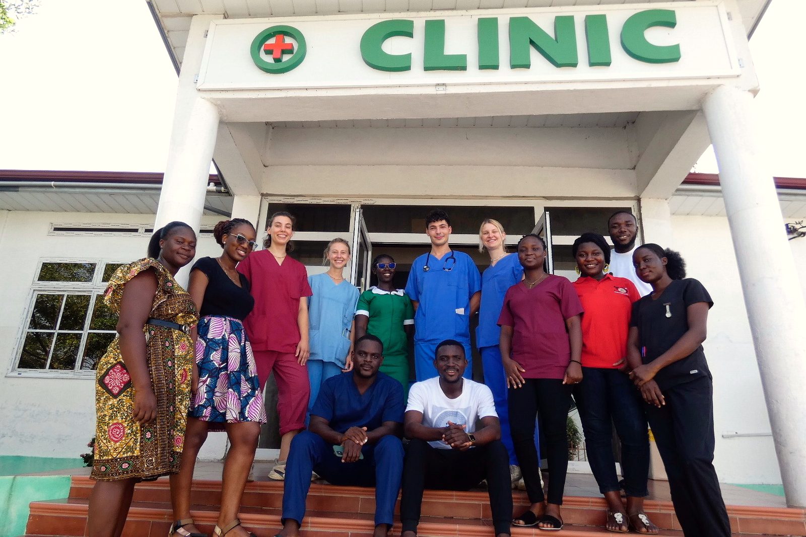 Das Team von MedXchange Africa und Studierende zu Besuch gemeinsam vor der Klinik in Cape Coast