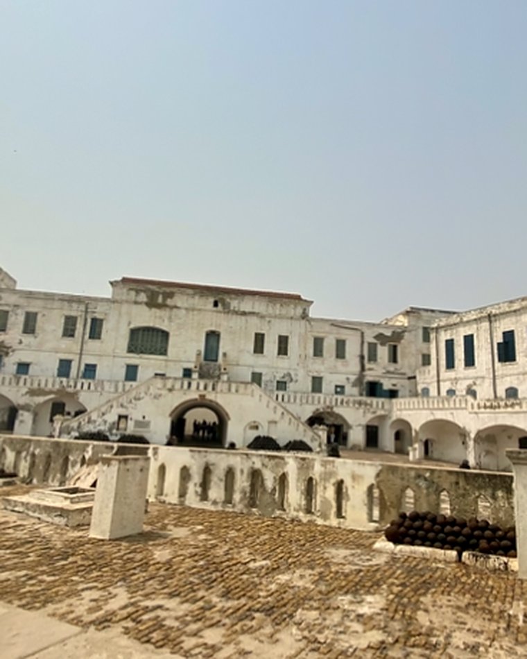Der Innenhof von Cape Coast Castle, ein Ort des Gedenkens an den transatlantischen Sklavenhandel
