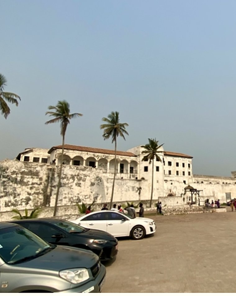 Elmina Castle hinter Palmen an der ghanaischen Küste