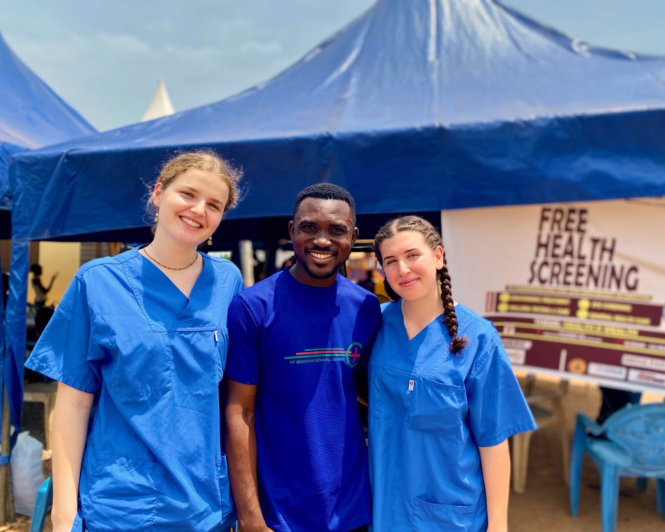 Kostenloses Gesundheits-Screening bei einer Gesundheitsaktion in einem Dorf nahe Cape Coast