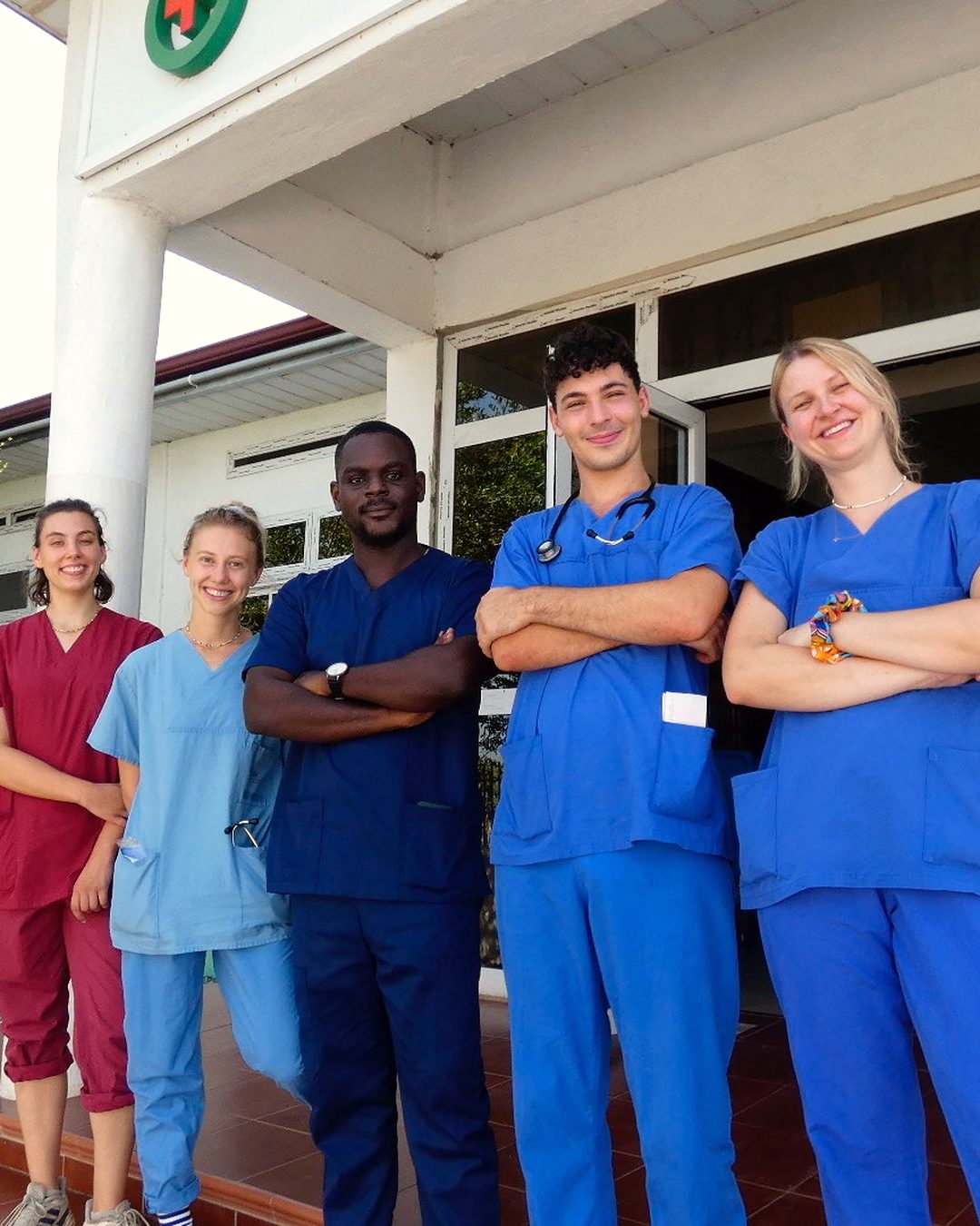 Eine Ärztin auf Station im Cape Coast Teaching Hospital, wo Gaststudierende an der Seite des Stammteams lernen