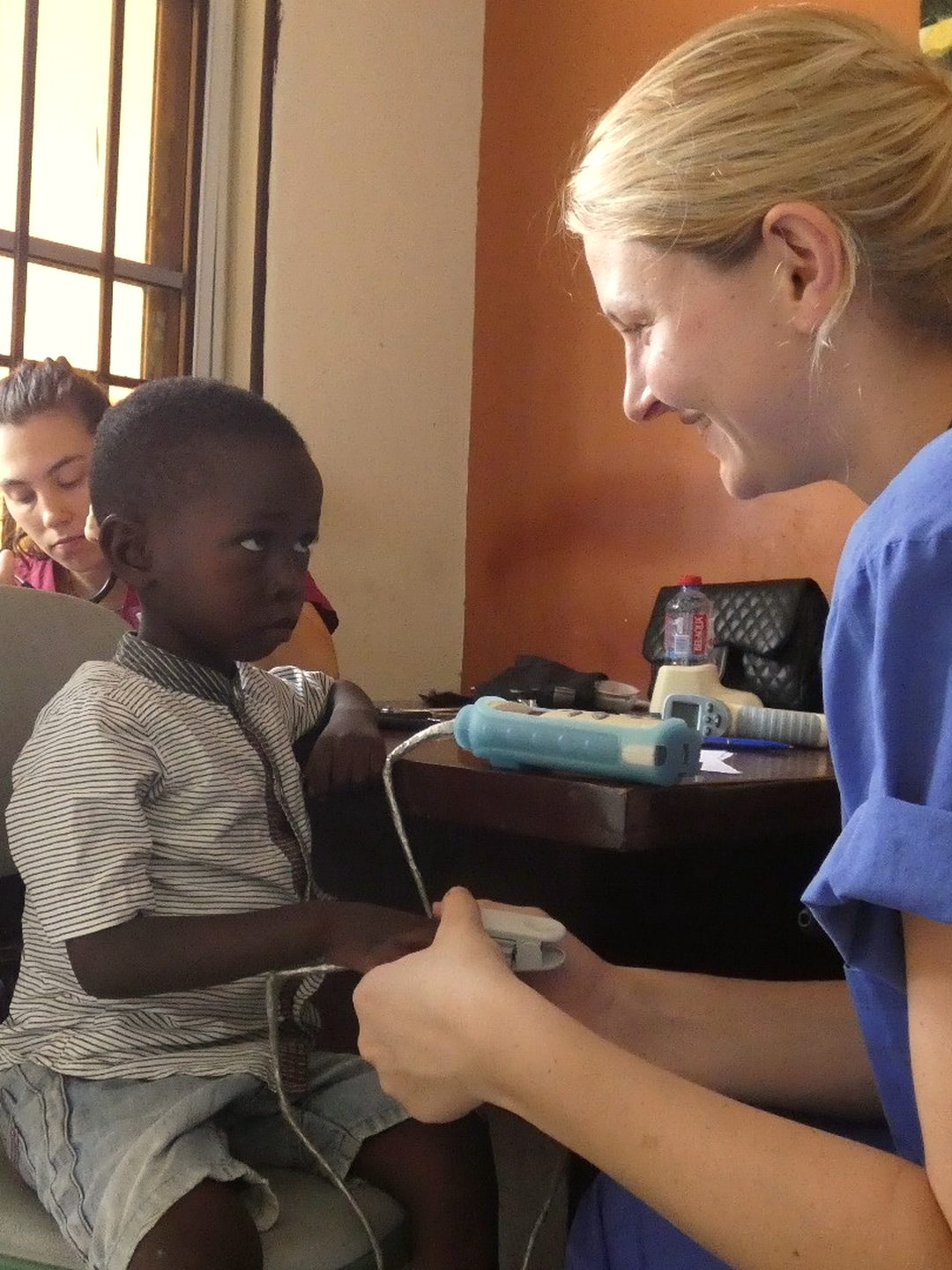 Studierende begleiten eine Visite an der Seite von Stationsärzt:innen in Cape Coast